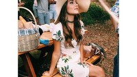 Piknik ke taman, Hande tampil modis dengan keranjang berisi roti yang dibawanya. Foto: Instagram @handemiyy