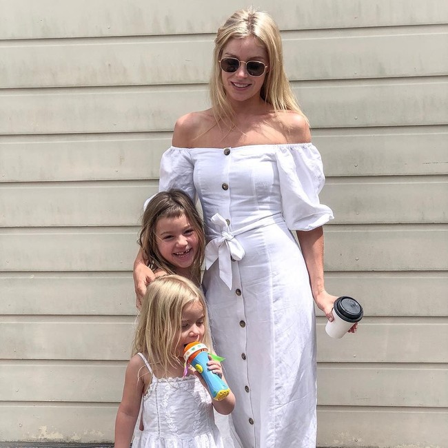 Dalam hal membesarkan anak, setiap ibu memiliki pola asuh sendiri. Tetapi seorang blogger bernama Jess Rober ini malah jadi sensasi setelah menuangkan saus ke rambut anaknya. Foto: Instagram