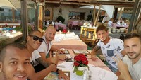 Banyak orang yang cemas akan keadaan pesepakbola muda itu. Mengintip media sosialnya, Sala tergolong pria yang ramah dan memiliki banyak kawan.  Foto: Instagram emilianosala9  