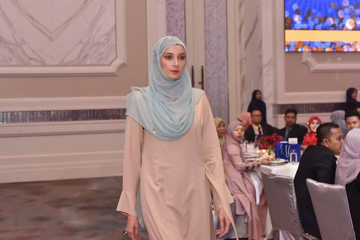Hijab mewah bertabur swarovski dijual RM 50.000 atau sekitar Rp 170 juta per helai. Foto: Dok. Facebook Bawal Exclusive Hijab mewah bertabur swarovski dijual RM 50.000 atau sekitar Rp 170 juta per helai. Foto: Dok. Facebook Bawal Exclusive