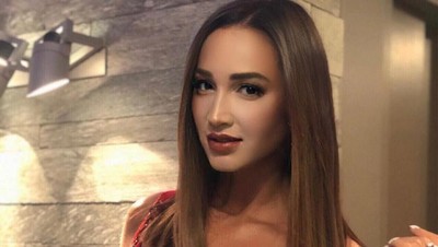 Foto: Penyanyi Cantik Rusia yang Masuk Rumah Sakit karena Berbikini di Salju