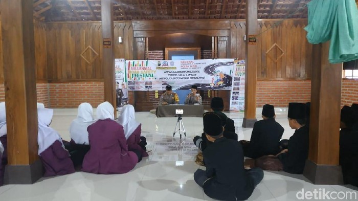 Polisi Madiun Ajak Santri Milenial Berkendara dengan Aman
