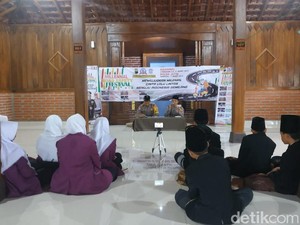 Polisi Madiun Ajak Santri Milenial Berkendara dengan Aman