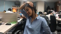Posisikan wajah menengok sisi kanan dan kiri. Gerakan ini masih mudah dan hanya cukup menengokkan wajah ke sisi kanan dan kiri dan pegal-pegal akan langsung hilang. Lakukan gerakan ini selama 8 hitungan. (Foto: Kireina/detikHealth) 