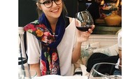 Wine jadi salah satu minuman kesukaannya, bahkan dalam beberapa kesempatan, Hande terlihat antusias ketika berpose dengan segelas wine saat acara makan siang. Foto: Instagram @handemiyy