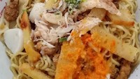 Yamien versi Ketapang diberi topping bakso ikan, fish cake, daging kepiting dan ayam. Foto: Instagram @angela_ellyana