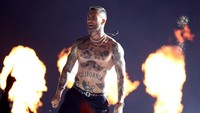 Namun yang jadi sorotan pada malam itu adalah aksi Adam Levine yang membuka bajunya. Kevin Winter/Getty Images