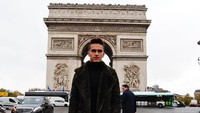 Foto di depan Arc de Triomphe, Paris, Prancis (denissuarezfernandez/Instagram)