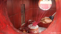 Jelang Imlek, Toa Pekong Air banyak didatangi warga Tionghoa untuk beribadah.