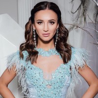 Wanita kelahiran Saint Petersburg, Russia, 20 Januari 1986 itu pernah dikenal sebagai salah satu WAGs (wives and girlfriends) terseksi di Rusia saat dinikahi pesepakbola Dmitri Tarasov. Keduanya menikah pada 2012 dan bercerai empat tahun kemudian. Foto: Instagram @buzova86