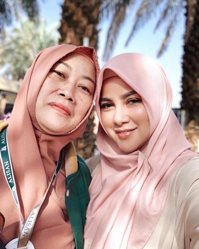 Tiga pengasuh itu sudah bekerja cukup lama bersama Olla Ramlan. Pengasuh Sean, putra pertamanya sudah bekerja sekitar 11 tahun. Foto: Instagram/OllaRamlanAufar