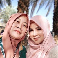 Tiga pengasuh itu sudah bekerja cukup lama bersama Olla Ramlan. Pengasuh Sean, putra pertamanya sudah bekerja sekitar 11 tahun. Foto: Instagram/OllaRamlanAufar