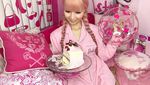 Serba Pink! Ini Pose Cute Kolektor Barbie, Azusa Kalau Lagi Makan
