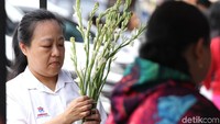 Seorang warga membeli bunga sedap malam di Pasar Lama, Tanggerang. Senin (4/2/2019).