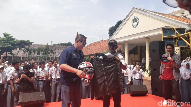 Berkat Viralnya Pak Slamet, JKT48 Dihadirkan di SMAN 4 Tangsel Berkat Viralnya Pak Slamet, JKT48 Dihadirkan di SMAN 4 Tangsel