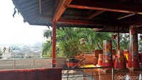 Menjelang imlek, Vihara tidak mengadakan kegiatan perayaaan besar. Hal ini dikarenakan sejak mula berdirinya vihara, umat Vihara Gunung Kalong hanya mengadakan doa bersama (Aji Kusuma/detikTravel)