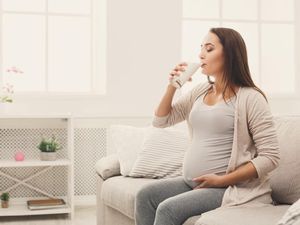 Perlu Nggak Sih Ibu Hamil Minum Susu Khusus Kehamilan?