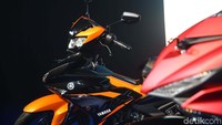 Selain itu, Yamaha juga menanamkan beberapa fitur baru pada New MX-King seperti speedometer full digital yang bersifat infomatif, hazard lamp yang berfungsi untuk memberitahu ketika dalam kondisi darurat, hingga penggunaan ban dengan tapak lebih lebar dari generasi sebelumnya guna memberikan rasa berkendara yang semakin stabil.