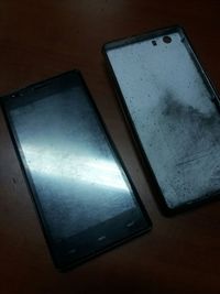 Setelah meledak, ponsel tersebut terbagi dua