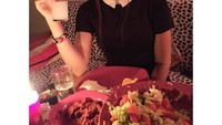 Begini imutnya Hande saat makan malam dengan aneka sayuran sehat, dan minuman dingin yang segar. Foto: Instagram @handemiyy