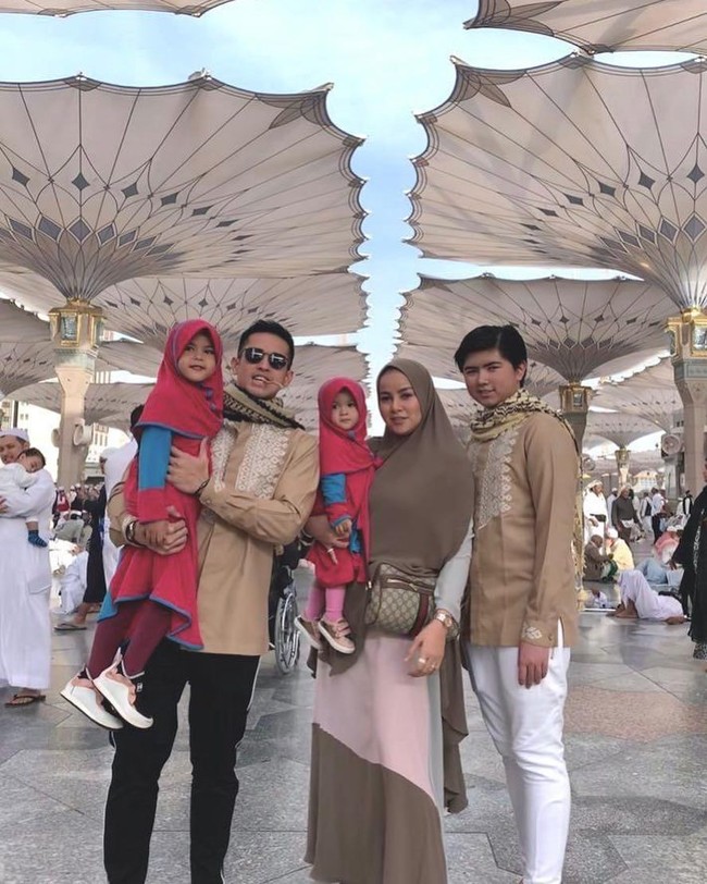 Olla Ramlan masuk jajarang artis yang sering terlihat memakai hijab. Kini ia sedang menunaikan ibada umrah bersama keluarganya. Foto: Instagram/OllaRamlanAufar