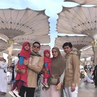 Olla Ramlan masuk jajarang artis yang sering terlihat memakai hijab. Kini ia sedang menunaikan ibada umrah bersama keluarganya. Foto: Instagram/OllaRamlanAufar