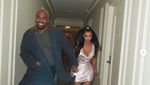 Sweet Couple! Senyum Bahagia Kanye West saat bersama Kim Kardashian