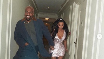 Sweet Couple! Senyum Bahagia Kanye West saat bersama Kim Kardashian