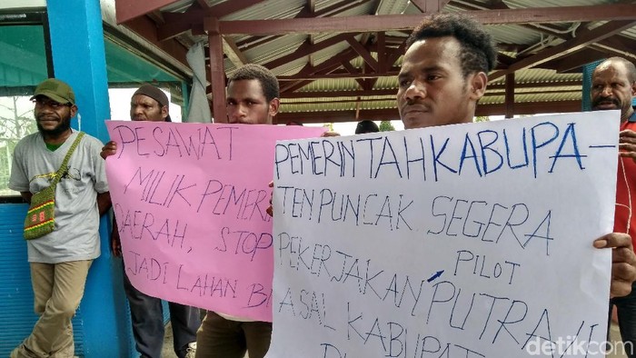 Warga Demo di Bandara Timika, Tuntut Subsidi Tiket Pesawat