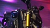 Sedangkan MT-15 diperkuat oleh mesin berkapasitas 155cc 4-katup dengan 6-percepatan.