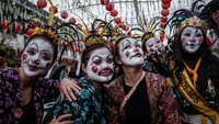 Acara yang merupakan rangkaian dalam menyambut tahun baru Imlek itu selalu menarik minat masyarakat untuk sekadar menonton dan turut berpartisipasi memeriahkan acara tersebut.