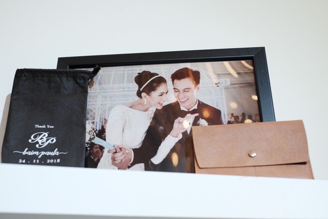 Baim Wong dan Paula pun memilih pouch untuk suvenir pernikahan mereka. Bahkan, mereka memilih vendor yang sama dengan Kahiyang Ayu, yaitu Ellinorline Gift. Foto: Silmia Putri/Wolipop