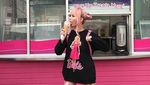 Serba Pink! Ini Pose Cute Kolektor Barbie, Azusa Kalau Lagi Makan