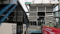 Meski sempat mengganggu operasional layanan transportasi bus TransJakarta yang melewati Pasar Rumput, usai tawuran berhenti layanan transportasi pun kembali normal.