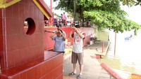 Mereka membakar hio atau dupa.