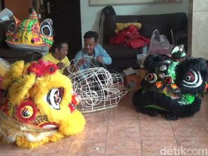 Rezeki Imlek, Omzet Perajin Barongsai Naik 30%