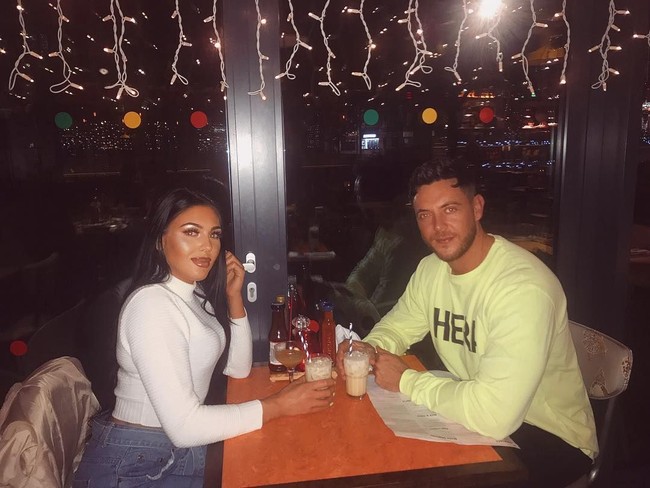 Populer sebagai influencer, Holly kerap berbagi cerita kesehariannya di media sosial. Salah satu yang menarik perhatian adalah soal bagaimana dia sembuh dari jerawat yang cukup parah. Foto: Instagram @hollycockerill