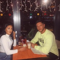 Populer sebagai influencer, Holly kerap berbagi cerita kesehariannya di media sosial. Salah satu yang menarik perhatian adalah soal bagaimana dia sembuh dari jerawat yang cukup parah. Foto: Instagram @hollycockerill