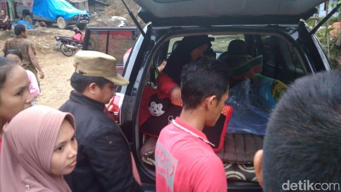 Terjebak Banjir, Warga Melahirkan dalam Mobil Dinas Wakil Bupati