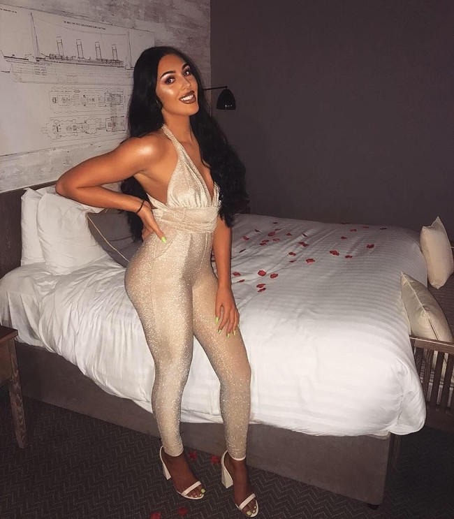 Setelah banyak dihujat, Holly kemudian meralat tweetnya. Dia mengaku hanya bercanda dan tentu saja tidak akan membuat sang kekasih mengenakan kaus dengan tulisan yang menohok tersebut. Foto: Instagram @hollycockerill