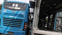 Tawuran antarwarga terjadi pada Sabtu (2/2/2019) malam. Pelayanan bus pun sempat terganggu akibat aksi tawuran tersebut.