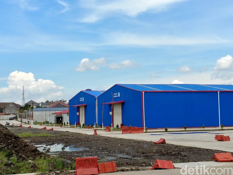 Jalan Utama Warga Terancam Ditutup Pabrik Girder Kereta Cepat Jalan Utama Warga Terancam Ditutup Pabrik Girder Kereta Cepat