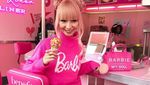 Serba Pink! Ini Pose Cute Kolektor Barbie, Azusa Kalau Lagi Makan