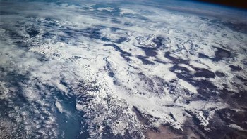 Hasil pewarnaan ulang membuat foto makin terlihat memukau.  Foto: NASA