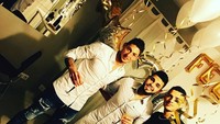 Sala juga dekat dengan rekan pesepak bola lainnya. Saat merayakan pesta tahun baru 1 Januari 2017, Sala minum bersama Lucas Lima dan Diego Carlos.  Foto: Instagram emilianosala9