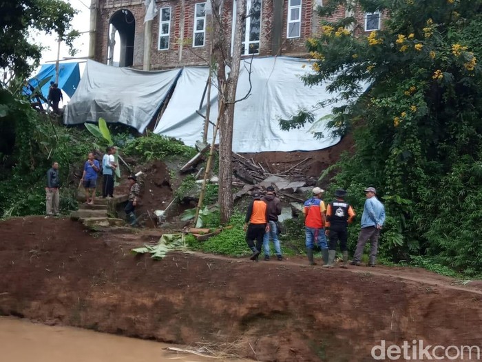 Longsor Tutup Irigasi, Sawah 4 Desa di Tasik Tak Teraliri Air