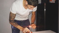 Ini kenangan manis saat Sala merayakan ulang tahun ke 25. Ia menyalakan sendiri lilin yang berada di atas kue bolu tanpa lapisan krim itu. Foto: Instagram emilianosala9