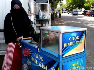 Gadis Bercadar Penjual Cilok di Ciamis Akhirnya Bisa Kuliah