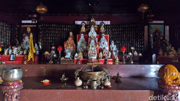 Patung Dewa-dewi di dalam vihara (Aji/detikTravel)
