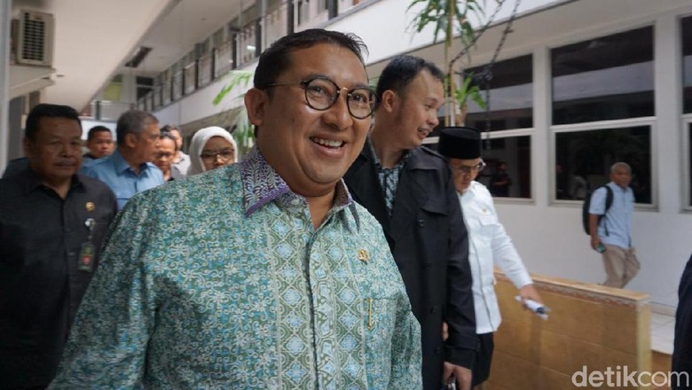 Fadli Zon Jawab Menag: Sosok Kau di Doa yang Ditukar Makelar Doa Fadli Zon Jawab Menag: Sosok Kau di Doa yang Ditukar Makelar Doa